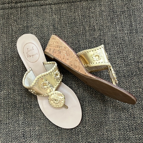 New without box . Jack Rogers metallic gold cork wedge sandals. Size 6 1/2 - Picture 2 of 4
